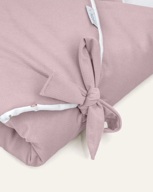 Zbliżenie na wiązanie rożka niemowlęcego i materiał Velvet