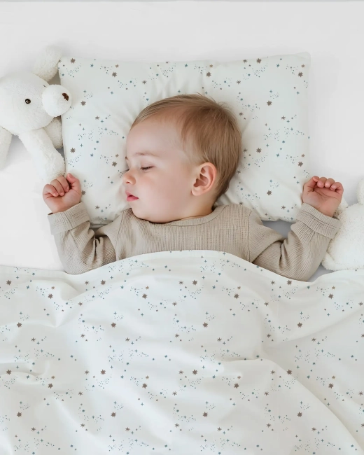 Niemowlę przykryte pościelą Albero Mio wzór Gwiezdny pył, ujęcie lifestyle