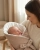 Mama trzymająca niemowlę owinięte rożkiem Albero Mio Gwiezdny pył