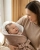 Mama z dzieckiem owiniętym rożkiem Albero Mio Gwiezdny pył