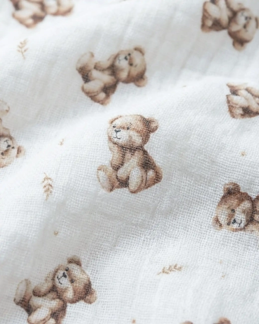 Zbliżenie na wzór misiów na muślinowym rożku Albero Mio Vintage Teddy