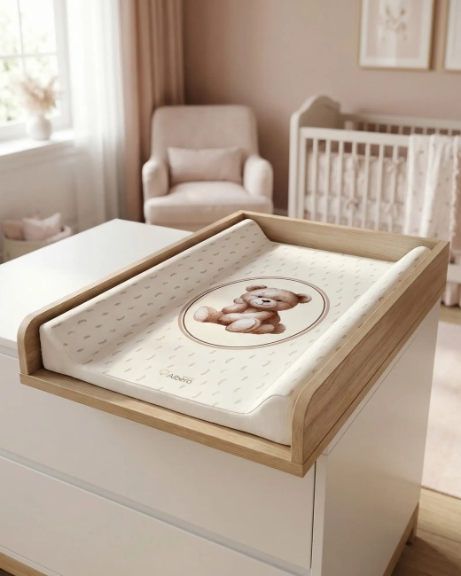Profilowany przewijak miękki Vintage Teddy na komodzie w pokoiku dziecka