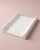 Detale miękkiego przewijaka profilowanego Albero Mio Pudrowe kokardki, ujęcie na różowym, czystym tle.