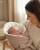 Mama trzymająca niemowlę owinięte rożkiem Albero Mio Gwiezdny pył