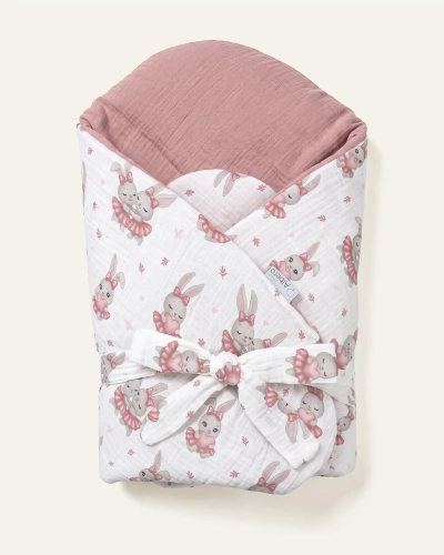 Różowy rożek niemowlęcy muślinowy w króliki baletnice Vintage Bunny z kolekcji Colorful Muslin marki Albero Mio, wiązany kokardą.