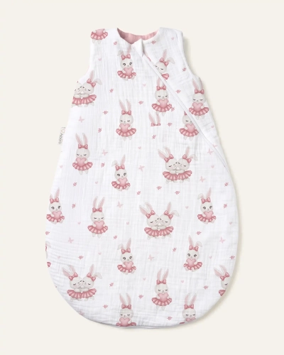 Lekki muślinowy śpiworek do spania dla niemowląt 1 TOG we wzór Vintage Bunny w króliki baletnice marki Albero Mio rozłożony na białym tle.