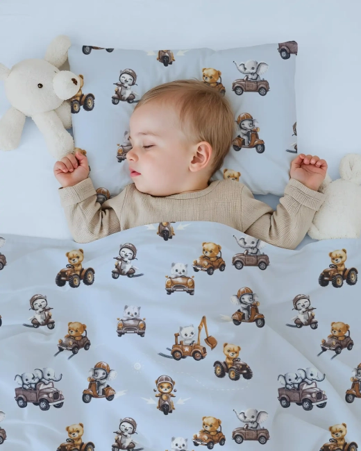 Dziecko leżące podczas drzemki przykryte pościelą Little Drivers World