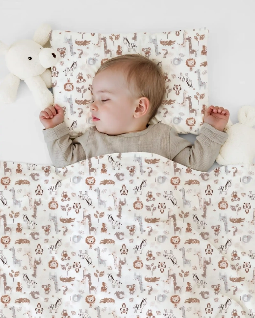 Dziecko leżące podczas drzemki przykryte pościelą Zoo World