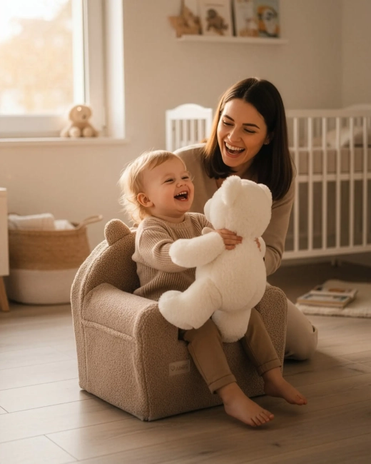 Mama bawi się z dzieckiem – karmelowy fotelik Albero Mio w sypialni