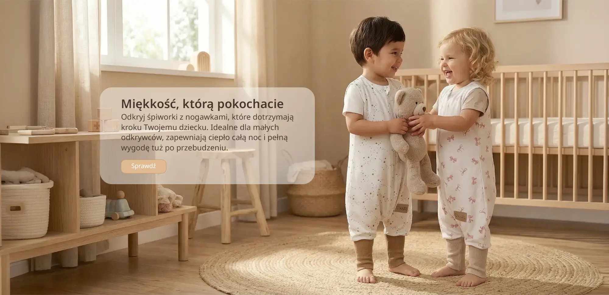 Dwójka radosnych dzieci w śpiworkach z nogawkami Albero Mio bawiących się w przytulnym pokoju dziecięcym.