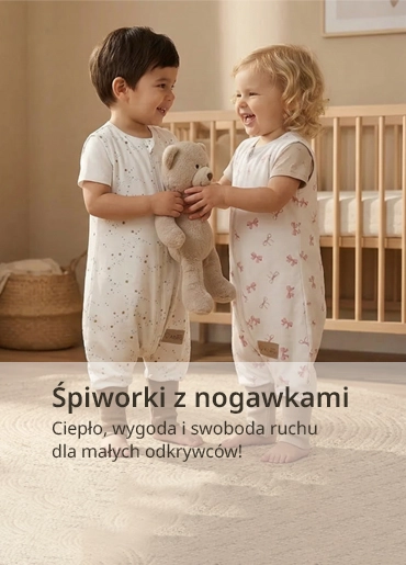 Dwójka radosnych dzieci w śpiworkach z nogawkami Albero Mio bawiących się w przytulnym pokoju dziecięcym.