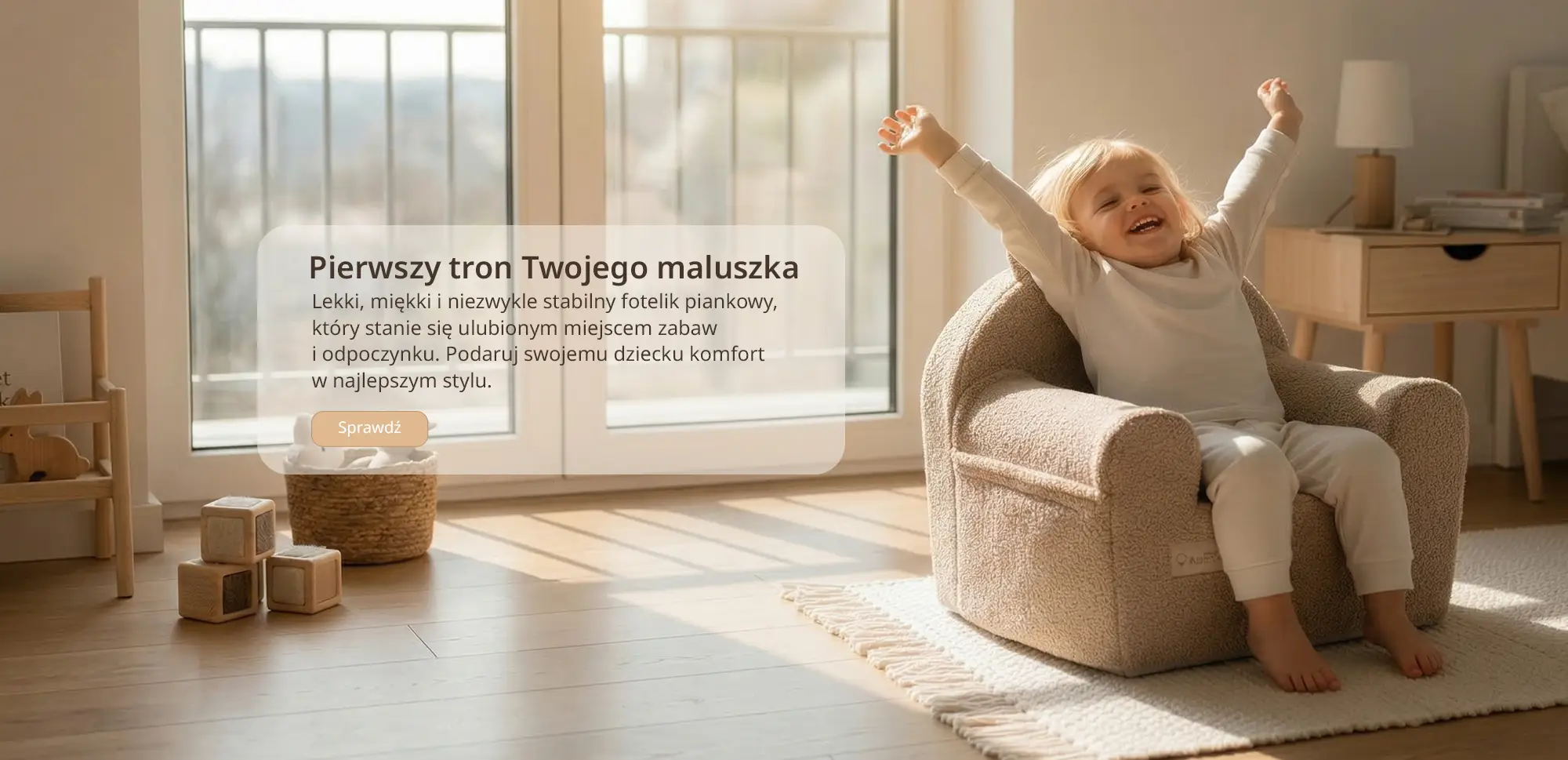 Radosne dziecko siedzące w miękkim foteliku piankowym Albero Mio w jasnym pokoju dziecięcym.