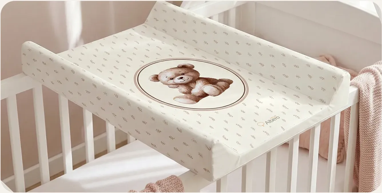 Przewijak twardy Albero Mio we wzór Vintage Teddy na łóżeczko.